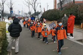 李雨晴妈妈又来接孩子放学啦！你看到她了吗？