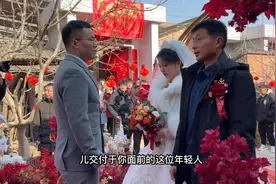妹妹婚礼现场哥哥台上一番话句句心疼妹妹，奶奶哭成泪人！视频封面