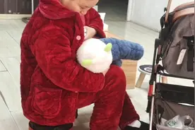 小宝吃母乳是最开心的视频封面