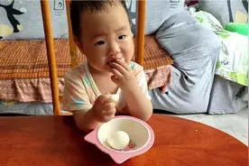 早上给小朋友吃一个鸡蛋，喝一杯牛奶，但是鸡蛋她吃白从不肯吃黄视频封面