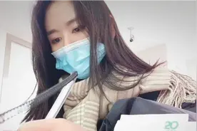 小县城的生活:100块买4只鸡 399可以拍一套写真 去银行不用排队