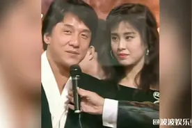 成龙和王祖贤早期同框采访，王祖贤看成龙的眼神，有点看不懂了！视频封面