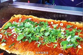 街头美食东北烤冷面，起源于黑龙江，制作简单，口感松软有嚼劲视频封面