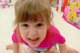 小女孩总是动姐姐的玩具，给姐姐惹生气了，看妈妈如何化解纷争