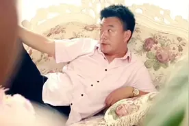这个王总爱好很特别 打扫卫生还要穿制服视频封面