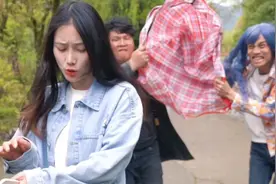 美女误会好心人，羊入虎口，看她怎么脱险呢视频封面