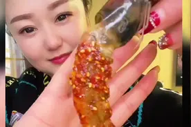 大晚上吃生呛无皮大虾，配上腊八蒜，一口一只虾仁，太过瘾了视频封面