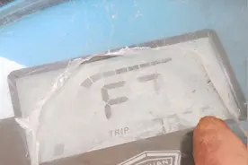 电动车通电，仪表盘显示半边数字，怎么回事？视频封面