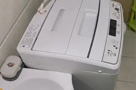 洗衣机一定要买8公斤以上的大容量的，不然有的大衣服真没法洗。