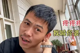 媳妇在婆婆家拽老公耳朵，小伙喊婆婆告状，吓得媳妇撒腿就跑视频封面