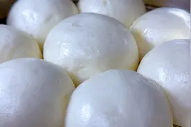 发面蒸馒头绝招，开水还是冷水上锅？教你馒头店秘诀，白胖不回缩视频封面