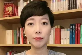 俞洁是军事频道制片和主持人，现在她在做直播。