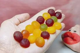 趣味零食，今天吃小彩蛋软糖，六种水果味呦！真甜视频封面