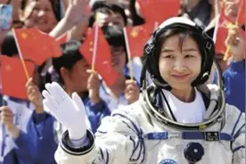 刘洋为什么在执行神舟十四号飞行期间悄悄的哭过三次呢？视频封面