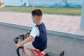 活泼开朗的宝宝一边骑自行车一边唱歌唱的真棒呢