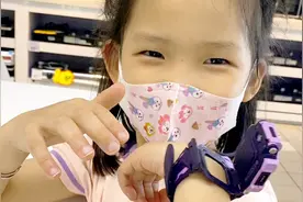 妈妈这次出手真豪爽，给孩子买最新款小天才手表，孩子快乐一整天