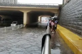 今早七点半下大雨宜宾市叙州区二二四地段及火车桥下已成河车停行视频封面