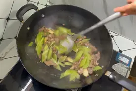 莴笋炒肉片，不要焯水直接下锅炒，莴笋脆爽入味，肉片嫩滑。视频封面