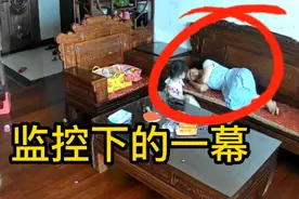 4宝看到妈妈不舒服躺在沙发上，监控下的一幕，很暖心视频封面