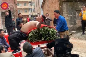 湛江穿令箭滚刺床，是民间非物质文化遗产，也是春节最重要的活动