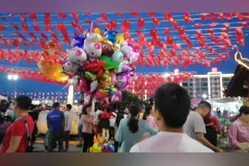 云南曲靖最火的网红夜市，白天没几个人到了晚上都是人山人海的，视频封面