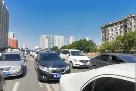 沈阳皇姑崇山东路立交桥堵车几百辆，只因前方有交通肇事（今天）视频封面