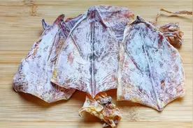 泡发干鱿鱼，只用清水是大错！20年大厨教你一招，2小时泡发5倍大