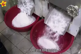 大叔开店30年只卖年糕，12元1份，两小时卖十锅，老熟客天天来买视频封面