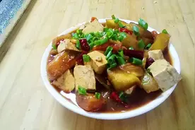 茄子炖豆腐家常做法怎么做，不用过油，减肥瘦身。清爽滑嫩。视频封面
