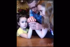 掰手腕的小妹妹