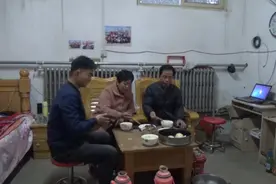 院里的香椿可以采摘了，老爸以前为啥不吃香椿，原因让人哭笑不得视频封面