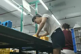 干工厂流水线有多辛苦，上班时间也不稳定，打工妹又想跑路了视频封面