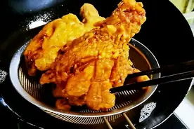 家常蒜香脆皮炸鸡这样做，酥香美味又解馋，肉质鲜嫩，孩子超喜欢