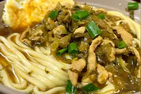 喜欢吃面条，一定要试试这碗雪菜肉丝面，做法简单，鲜味十足视频封面