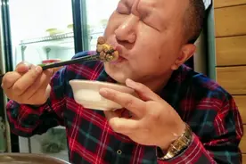 大厨打卡状元甲，传说26一斤的甲鱼是谎言，排队一小时，味道不错视频封面