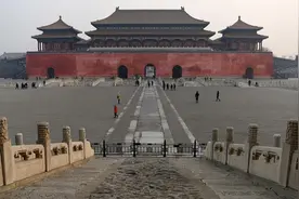 在故宫违规抽烟，并叫嚣：你敢在故宫抽烟吗？罚款200元，少吗？