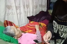 今天来教妈妈拿勺子学吃饭，看她有啥反应视频封面
