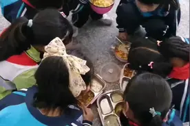 乡村学校午餐时间，看看孩子们3块5的伙食如何？视频封面