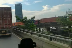 货车司机走错路，走到了深圳盐田港大塞车现场视频封面
