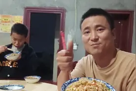 阿伟下厨炒蛋炒饭给孩子吃，孩子说好吃，厨艺是真不错