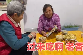东北碴子粥配咸菜，姥姥老妈视频馋二姨，她们的年纪就喜欢这饭菜视频封面