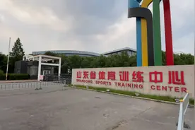 探营山东男篮备战！2位新人都是谁？丁伟带队怎么练？视频封面