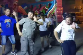 广东一男子跳广场舞，动作太销魂了，感觉要上天了。