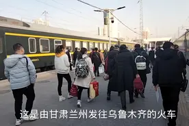 实拍由甘肃兰州发往乌鲁木齐的火车，人山人海，为了生活大家都难视频封面