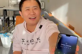 媳妇跟陌生人线上聊天，老公吃醋抢她手机，丈母娘一句话说出真相视频封面