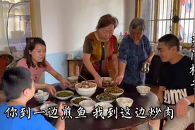 婆媳俩合力办厨，奶奶用柴火灶做了一道鱼，摆一桌子菜招待视频封面