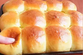 在家做面包，颜色金黄，蓬松暄软，不用揉出膜，普通面粉就能做