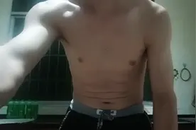 你说我的身材算瘦吗？朋友们可以告诉我吗？坚持二年健身运动视频封面