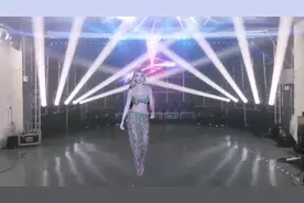 外国美女泳装走秀视频封面