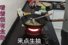 老婆下班回家还没吃饭，阿伟下厨做好吃的给她吃，有口福了视频封面